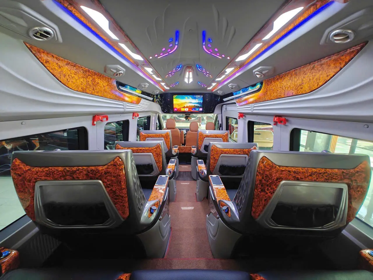 THUÊ XE LIMOUSINE – DỊCH VỤ ĐẲNG CẤP CÙNG NGỌC HÂN TRAVEL